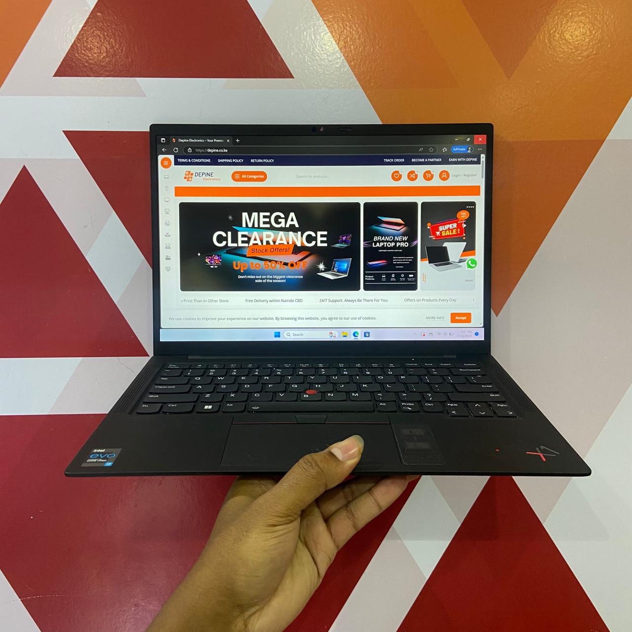 Certified Lenovo ThinkPad X1 Carbon 14 in Notebook, Intel Core i7-1165G7 – Black