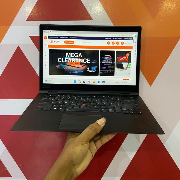 Certified Lenovo ThinkPad X1 Yoga Gen 3 14 in Notebook, Intel Core i7-8650U – Black