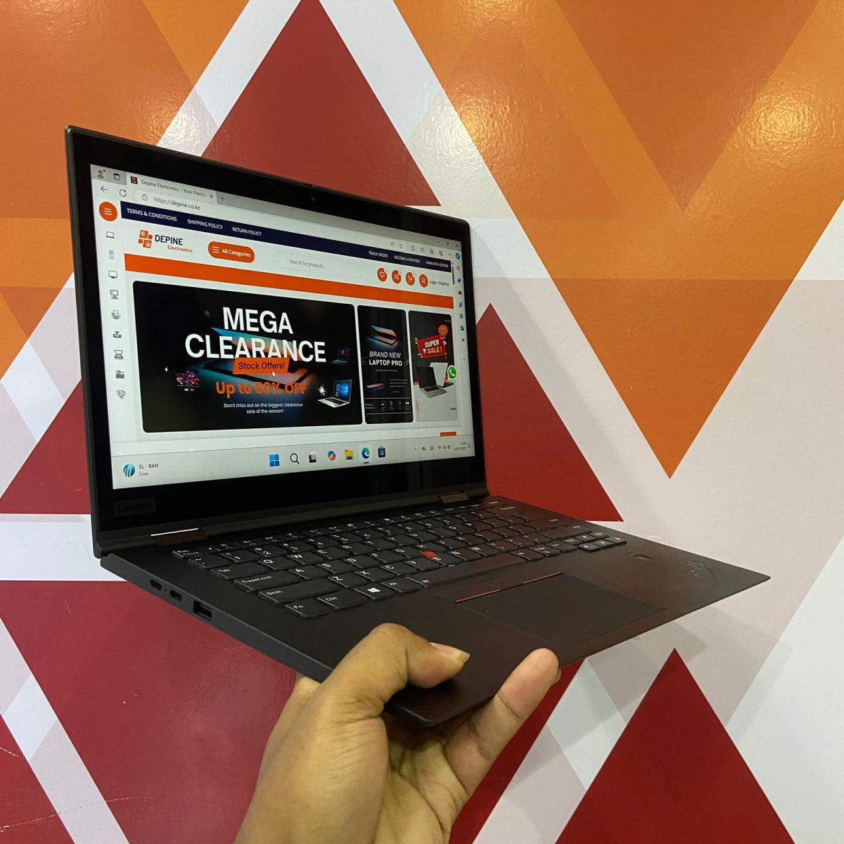 Certified Lenovo ThinkPad X1 Yoga Gen 3 14 in Notebook, Intel Core i7-8650U – Black
