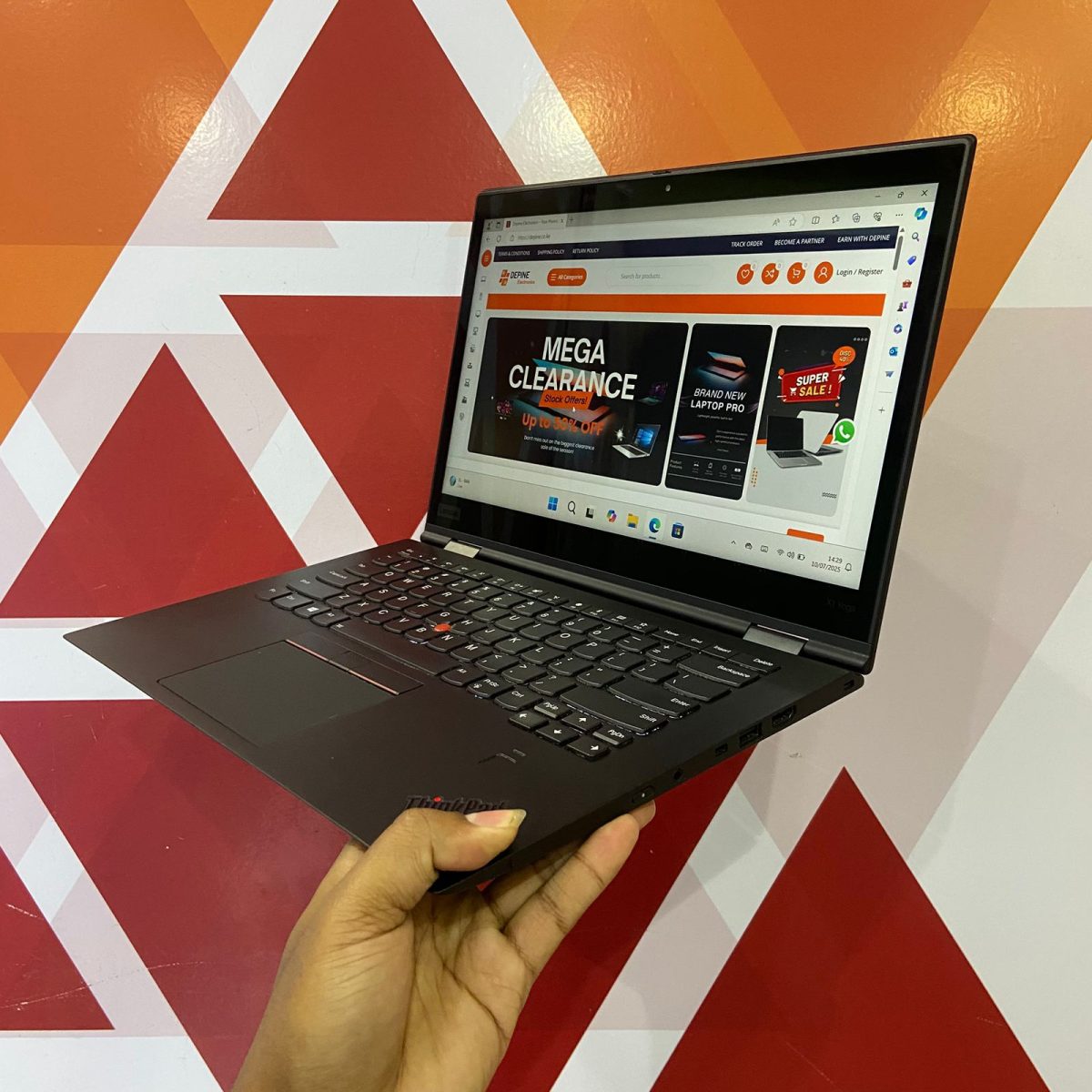 Certified Lenovo ThinkPad X1 Yoga Gen 3 14 in Notebook, Intel Core i7-8650U – Black